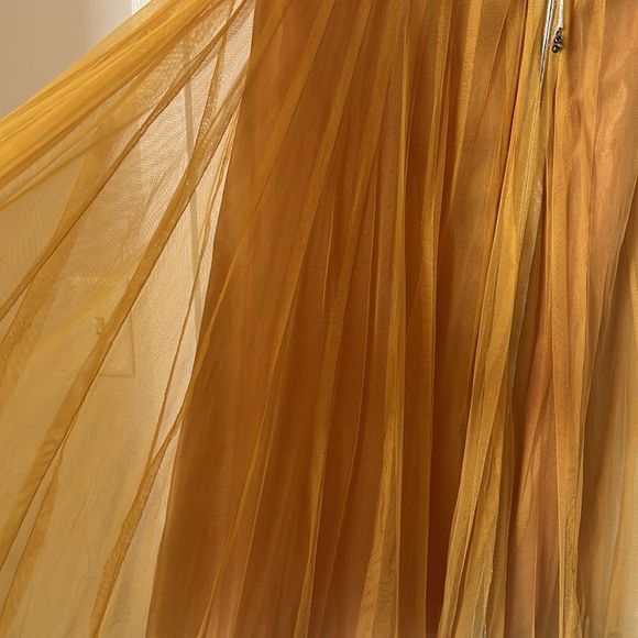 Indian Kurtha with Dupatta and pants. Medium - Picture 5 of 6